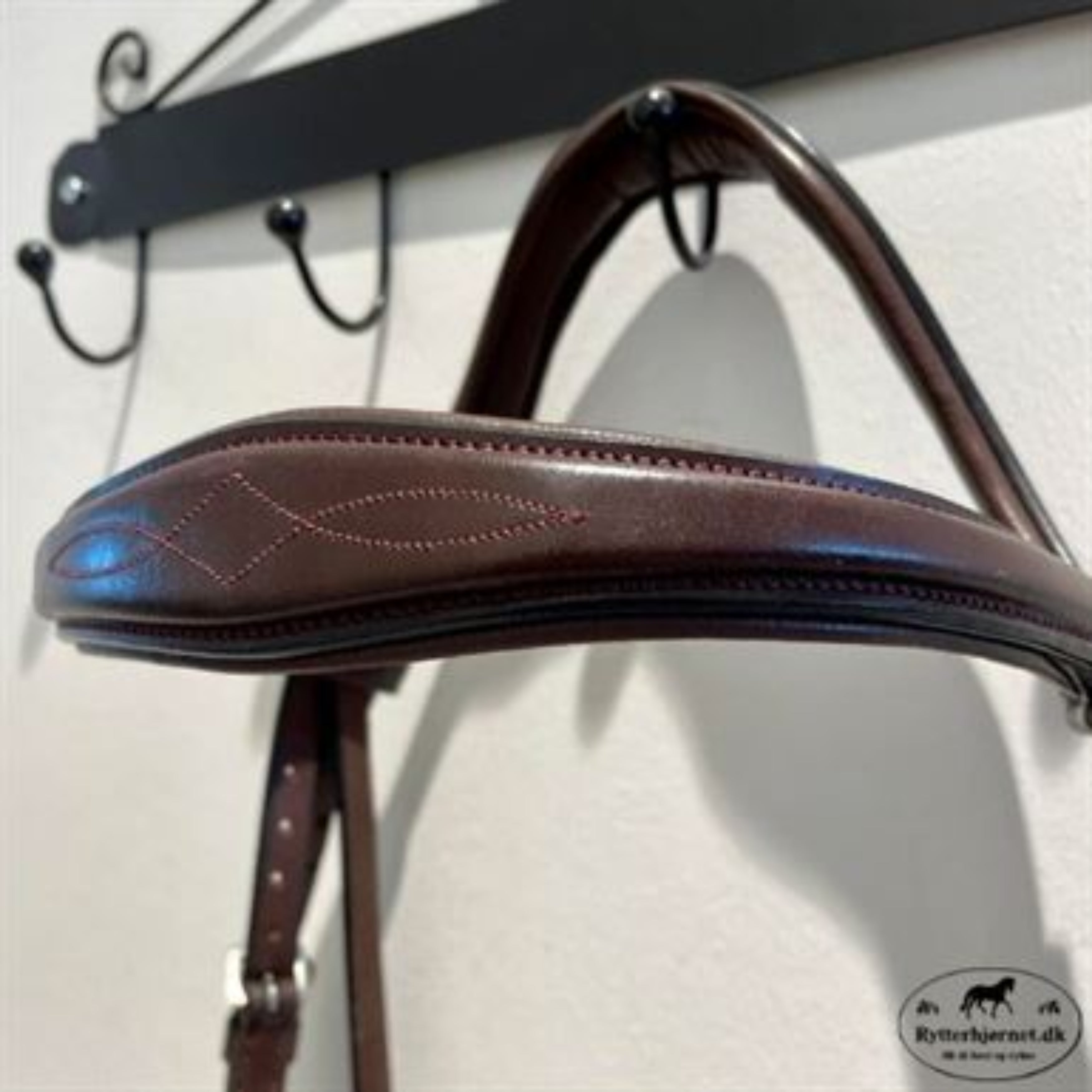 Dyon Trense Med Anatomisk Nakkestykke - Brun