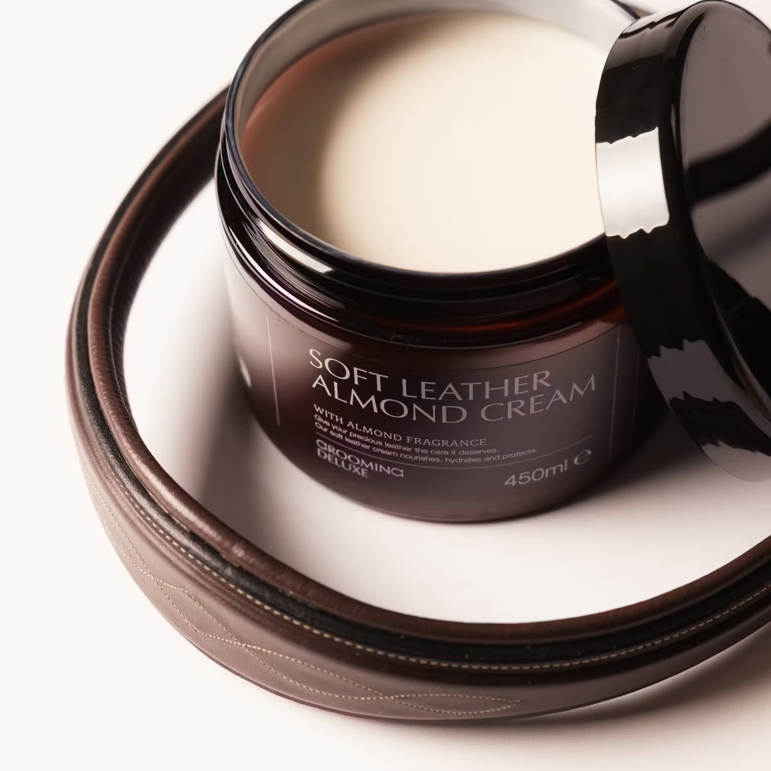 Kentucky Grooming Deluxe - Soft Leather Almond Cream 450ml