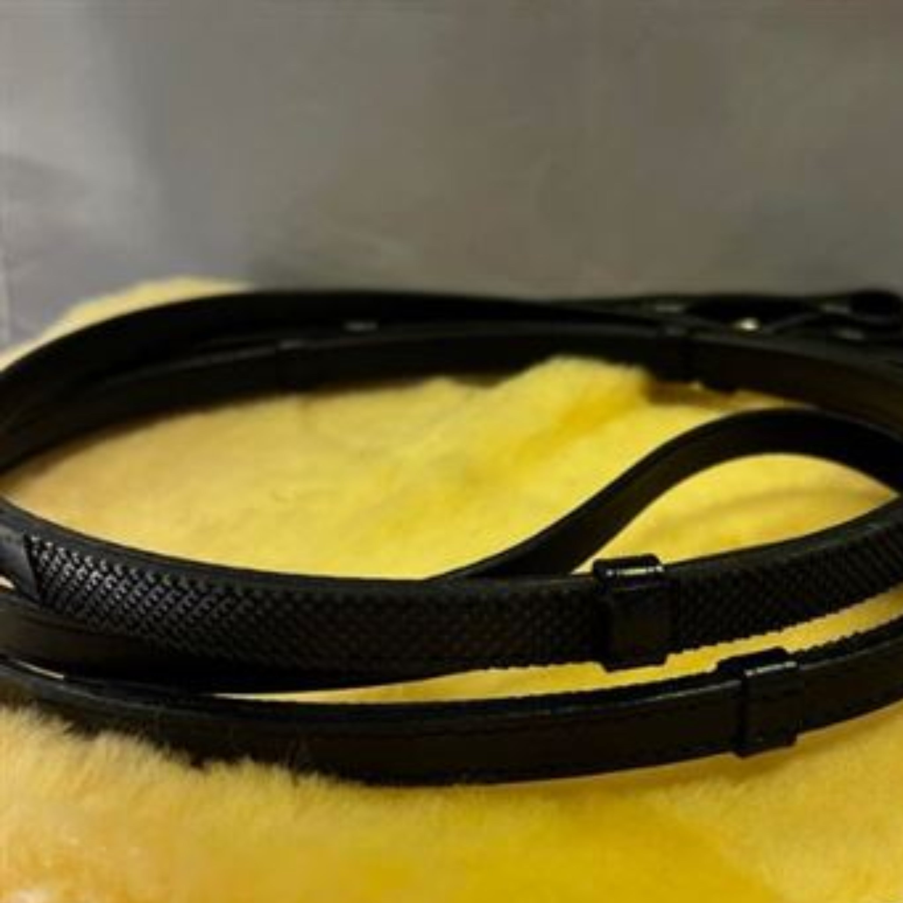 OS 13mm Glat Lædertøjle med 1/2 Gummi og Stoppere - Sort