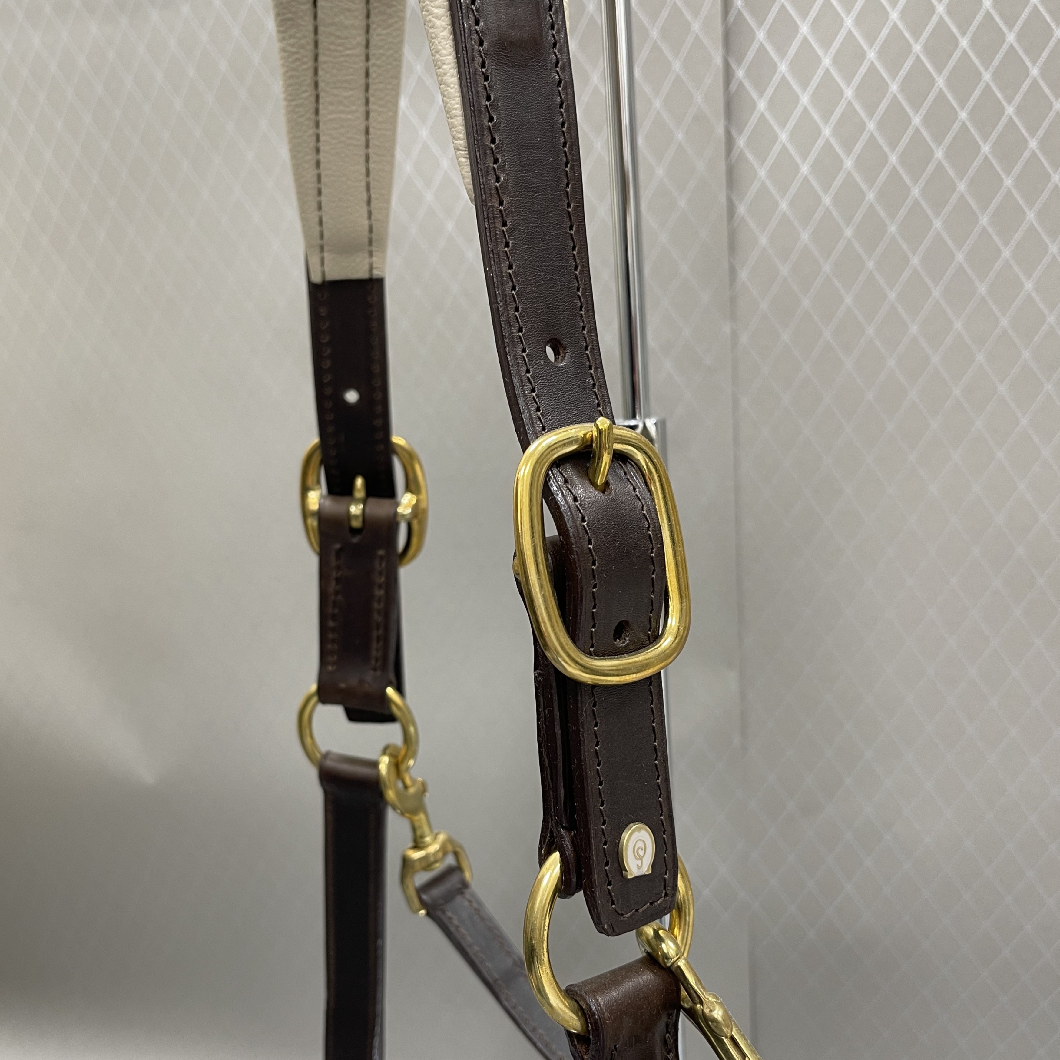 OS Lædergrime med Messingspænder - Chocolat/Sand