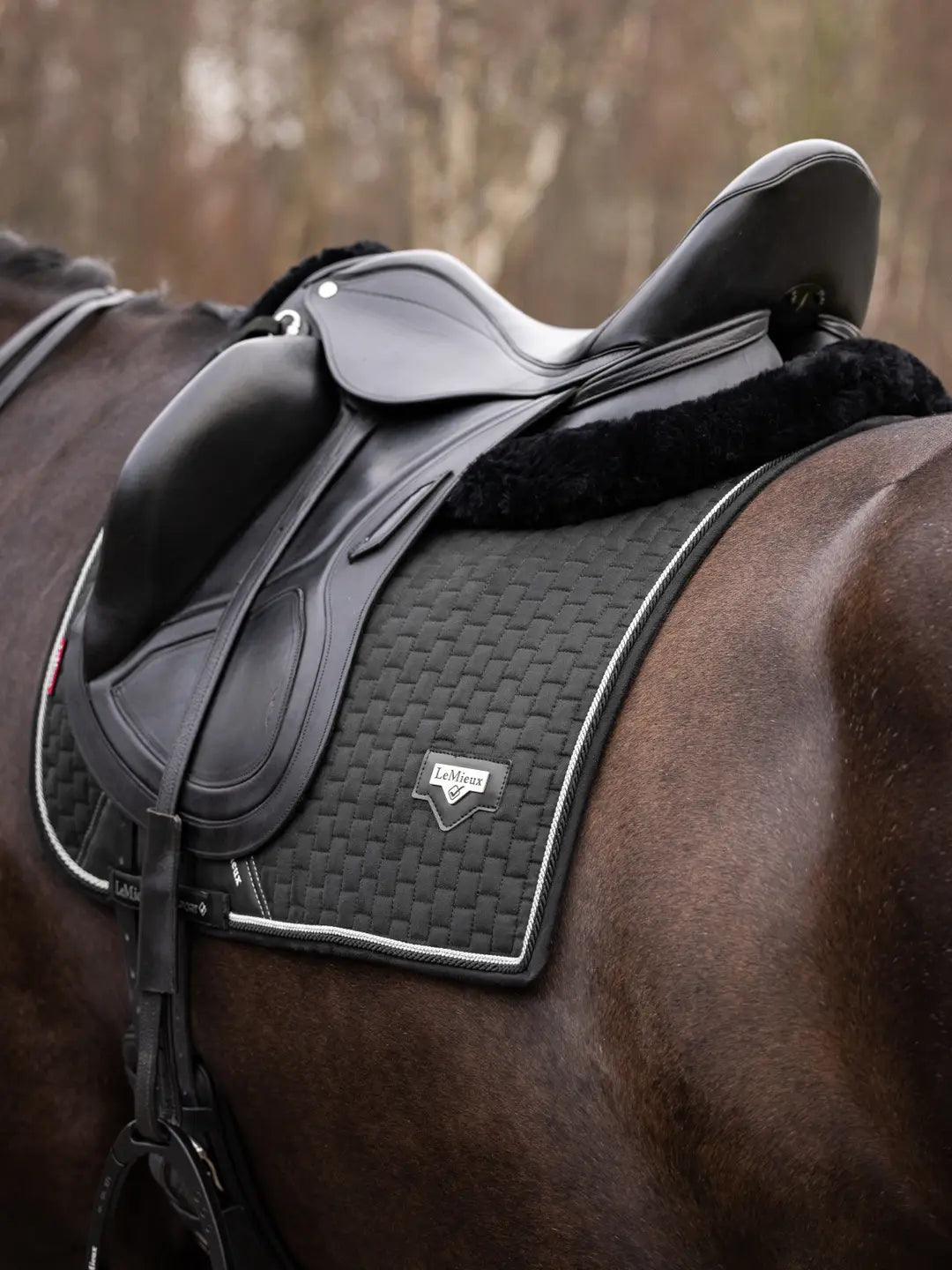 LeMieux Puissance Suede Dressurunderlag - Sort