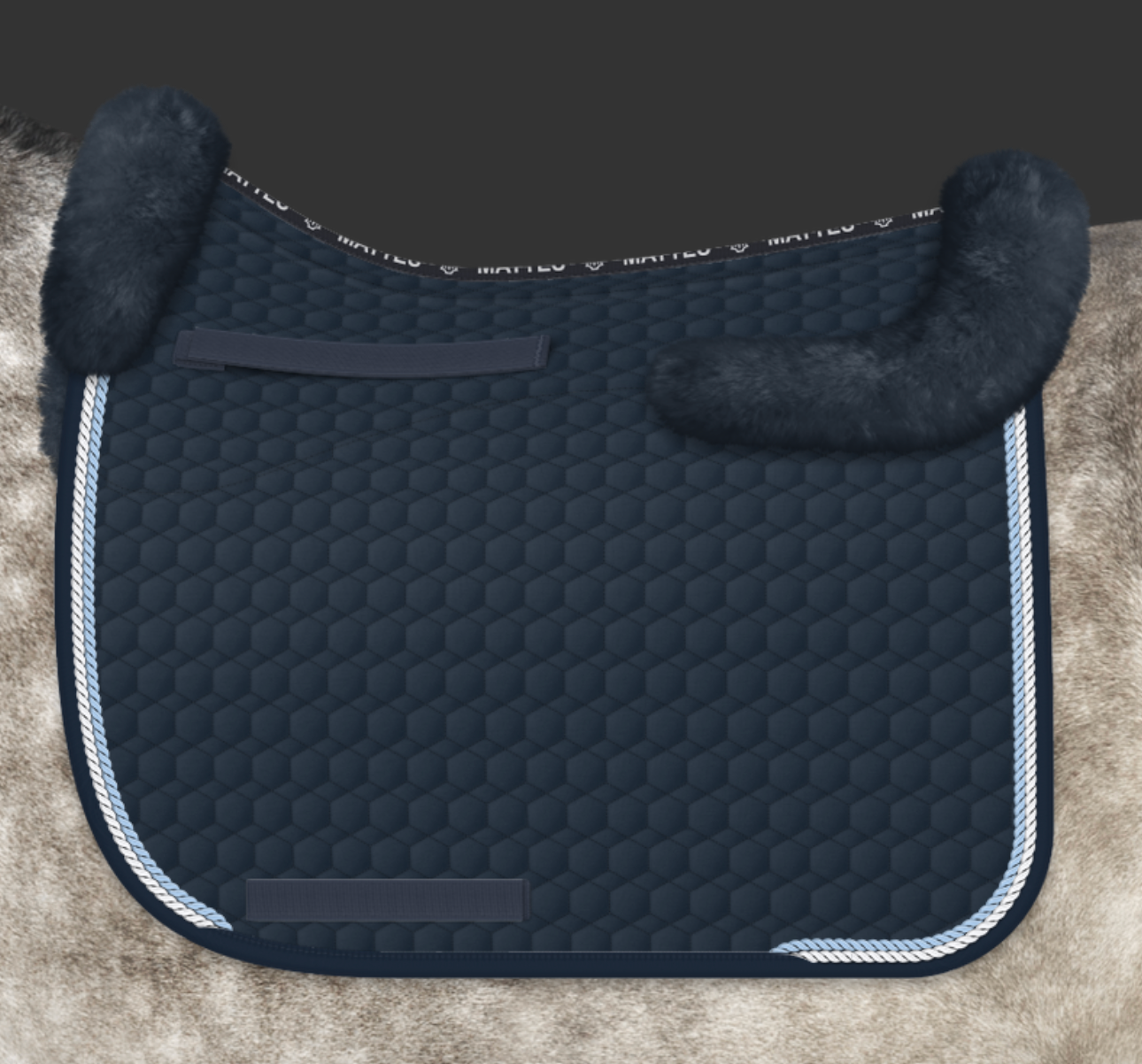 Mattes Quilt Medifell Dressurunderlag Med Kant + 2 Trim