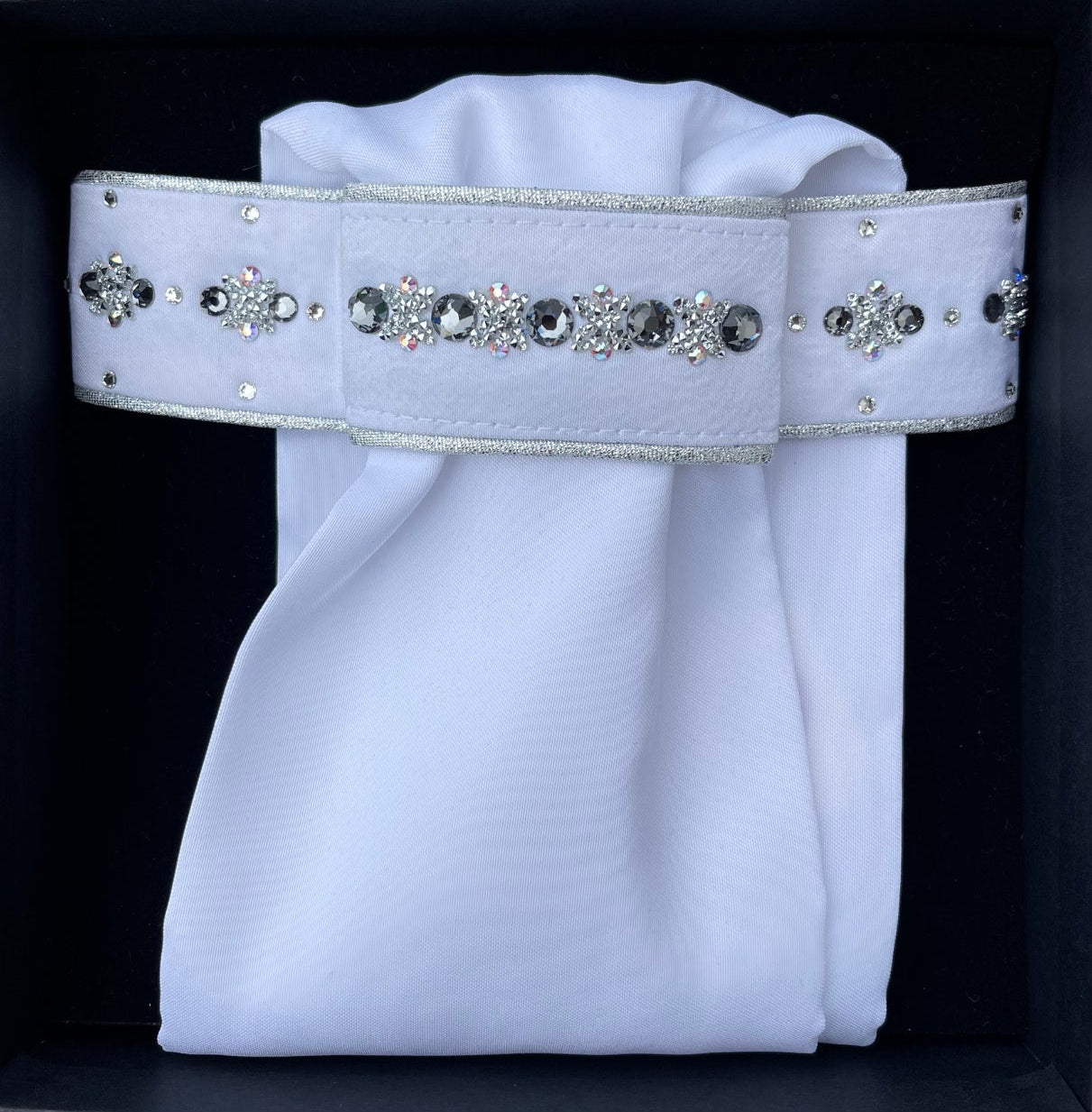 JUDI Royal Allure Plastron Silver Piping - Traverso Clear