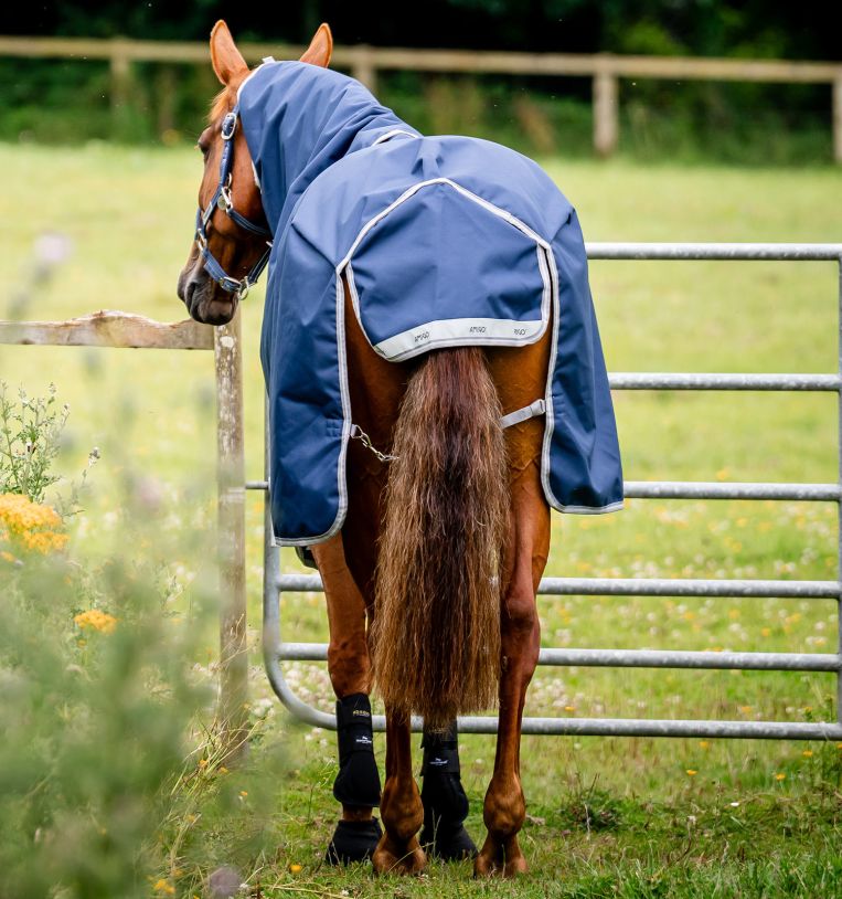 Amigo 1200D Plus Turnout Dækken m. V-Front Lukning 50gr.